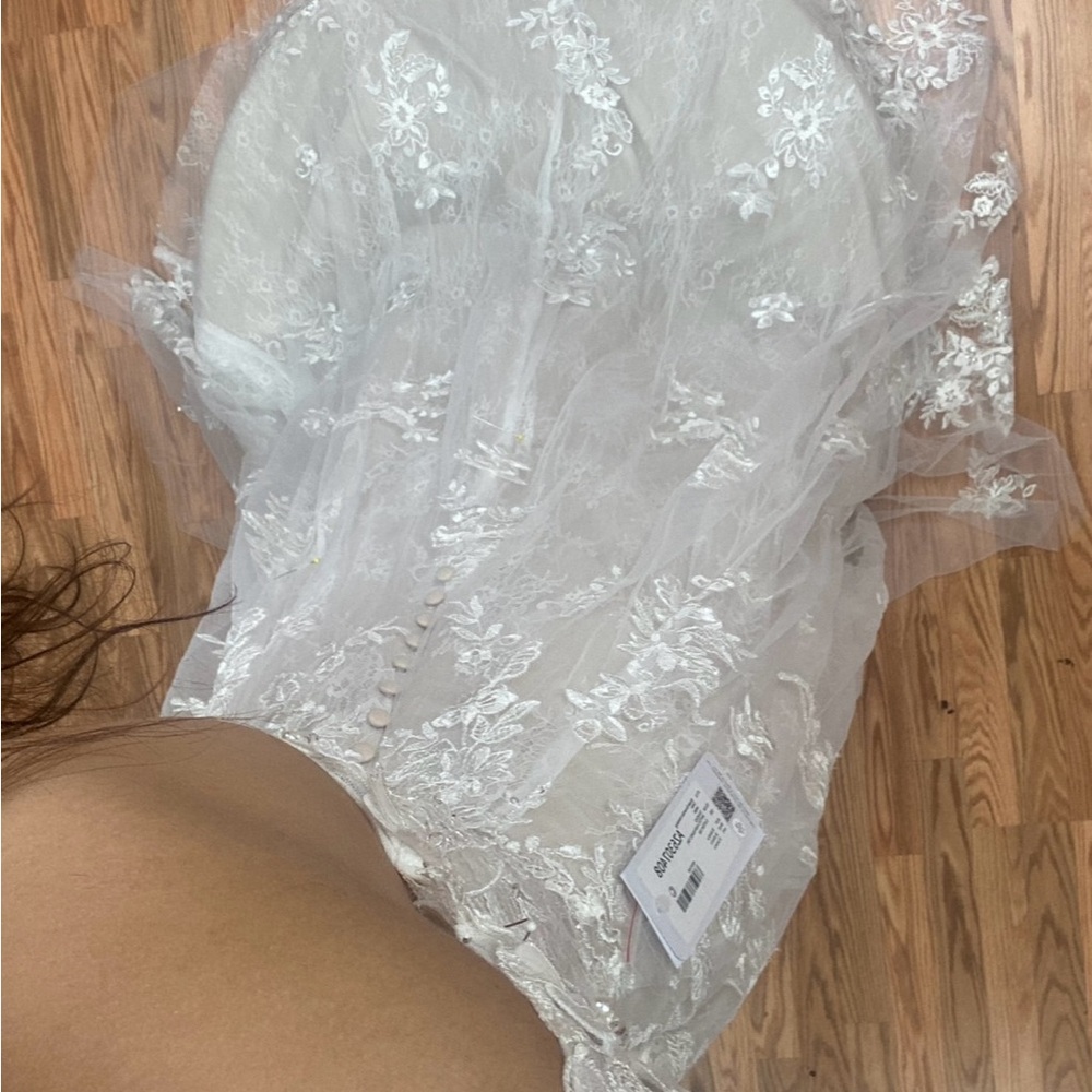 Elegant Lace Wedding Gown - Picture 3 of 6